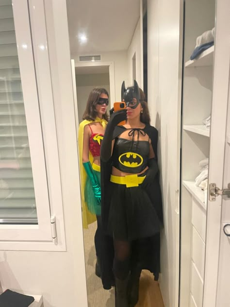 Halloween Costume Dc, Halloween Costumes Dc Women, Batman Duo Costume, Duo Halloween Costumes Superhero, Robin And Batman Costumes, Batman And Robin Halloween Costumes, Robin Halloween Costume Women, Batman Female Costume, Duo Female Halloween Costumes