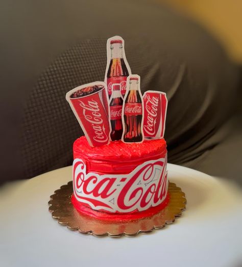 Este mini cake será mi favorito por siempre.❤️‍🩹 Fue hecho para una personita muy especial a la cual le encantaba tomar una coca cola chiquita de vidrio,pero el día de ayer partió con el señor. se que no es un adiós por que algún día nos volveremos a ver. siempre estará en nuestros corazones Pastora Rosa Linda 🕊️🍃♥️ Mini Tortillas, Mini Cake, Coca Cola, Coco, Pastel, Cake