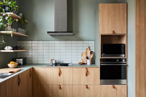 Trending on Remodelista: Summer Modern - Gardenista Plywood Countertop, Laminate Counter, Loft Kitchen, Cork Flooring, Built In Bench, Australian Homes, Green Kitchen, Sustainable Home, The Design Files