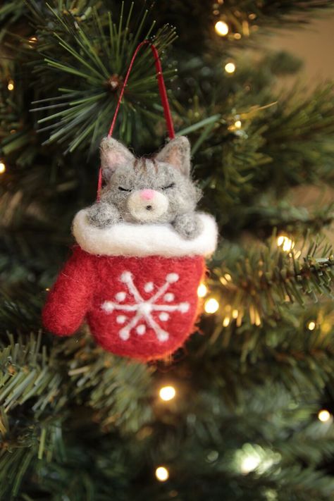 Kitten In A Mitten Felting Ornaments Christmas, Holiday Needle Felting, Needle Felted Xmas Ornaments, Needle Felting Christmas Ideas, Needle Felted Christmas Ornaments Diy, Felted Ornaments Christmas, Needle Felted Ornaments Christmas, Needle Felting Christmas Ornaments, Needle Felt Christmas Ornaments