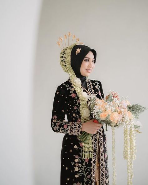 Pengantin Jawa Hijab, Bride With Hijab, Nikah Adat Jawa, Wedding Dress Hijab, Muslim Wedding Gown, Javanese Wedding, Wedding Platform, Wedding Ides, Kebaya Wedding