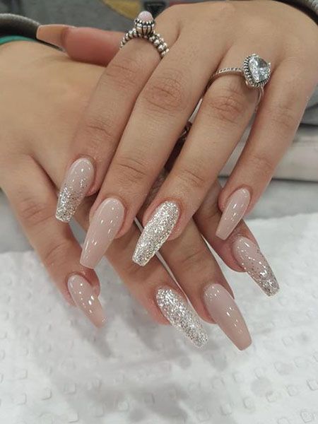 20 Trending Winter Nail Colors & Design Ideas for 2019 - TheTrendSpotter Silk Wrap Nails, 2019 Nails, Makeup Tip, Makeup Nails Art, Silver Nail, Colorful Nails, Fall Acrylic Nails, Shiny Nails, Nails Glitter