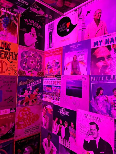 wall covered in albums with pink lights Pink Neon Bathroom, Bathroom Neon Light, Neon Lights Bathroom, Neon Light Bathroom, Neon Pink Bathroom, Neon Bathroom Aesthetic, Collage Bathroom, Wall Bathroom Decor, Neon Bathroom