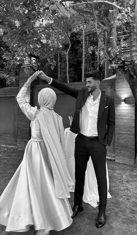 Muslim Couple Poses, Muslim Couple Wedding, Nikah Photography, Marriage Poses, Muslim Wedding Photos, Muslim Wedding Photography, Throwback Photos, Wedding Portrait Poses, Couple Engagement Pictures