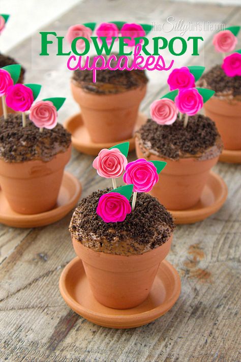 Flowerpot Cupcakes, chocolate devil's food cake baked in mini terracotta flower pots, topped with frosting, Oreo crumbs and pretty paper flowers to mimic flowerpots! - ThisSillyGirlsLife.com #FlowerpotCupcakes Cupcake Receptek, Cupcakes Bonitos, Dirt Cake Recipes, Minion Cupcakes, Dirt Cake, Torte Cupcake, Cupcakes Decorados, Devils Food Cake, Terracotta Flower Pots