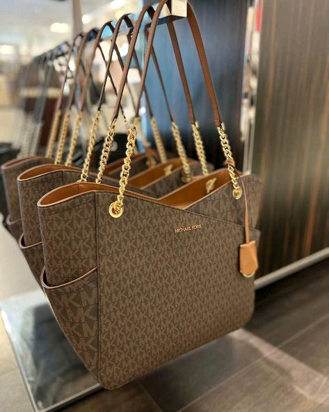 Michael Kors Bag Aesthetic, Fashion Purses, Fake Designer Bags, Mommy Bag, Girly Bags, Bed Furniture Design, Figure Poses, Fancy Bags, Bags Aesthetic