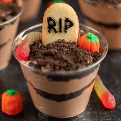 Halloween Dirt Cups, Cups Desserts, Dirt Cups Recipe, Halloween Dirt, Fun Halloween Desserts, Halloween Deserts, Dessert Halloween, Dirt Cups, Hocus Pocus Party