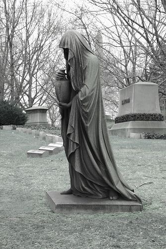 Cemetery statues going on ghost walks at night in cemetary and seeing this would scare the crap out of me. Cemetery Angels, Cemetery Statues, Cemetery Headstones, Old Cemeteries, Cemetery Art, Angel Statues, Six Feet Under, Grim Reaper, Memento Mori