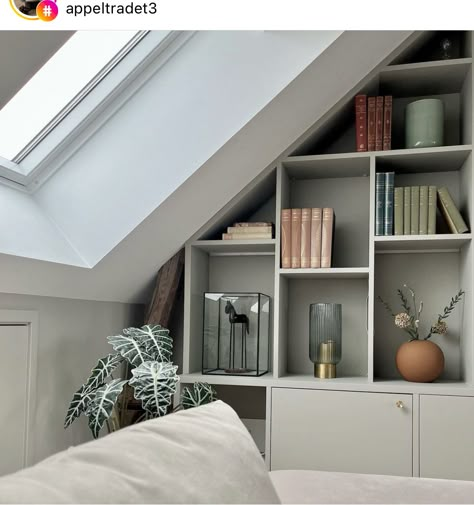 Attic Library Ideas, Attic Bedroom Storage, Minimalist Shelves, Loft Storage, Small Apartment Interior, Upstairs Loft, Fireplace Built Ins, Bedroom Corner, Attic Bedrooms