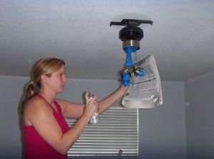 Another spray painted fan without taking it all down. Spray Paint Fan, Ceiling Fan Redo, Ceiling Fan Diy, Ceiling Fan Direction, Painting Light Fixtures, Cleaning Ceiling Fans, Bedroom Fan, Painting Ceiling Fans, Ceiling Fan Makeover