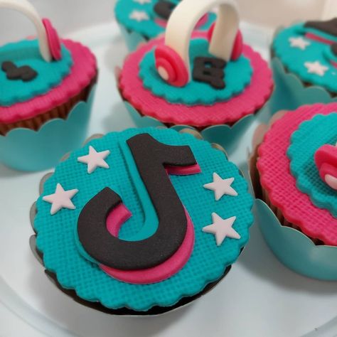 Tik Tok Cupcakes Ideas, Tiktok Cupcake Ideas, Tik Tok Cupcakes, Tiktok Treats, Tiktok Cupcakes, Cinderella Birthday Cake, Tiktok Party, Tiktok Birthday, Mini Pinatas