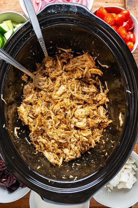 Schwarma Chicken Slow Cooker, Crockpot Chicken Shawarma, Slow Cooker Chicken Shawarma, Shawarma Sauce, Thai Mad, Shawarma Seasoning, Closet Cooking, Slow Cooked Chicken, Chicken Shawarma