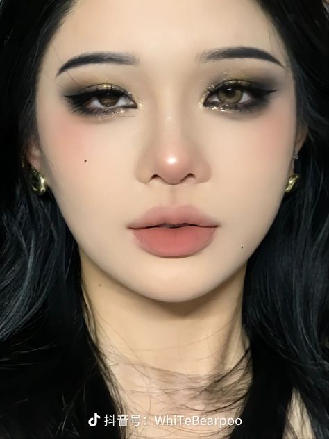 Western Douyin Makeup, Asian Grunge Makeup, Dark Makeup Aesthetic, Dark Makeup Looks Grunge, Western Makeup Looks, Dark Glam Makeup, Dark Purple Makeup, Gothic Makeup Looks, Western Makeup