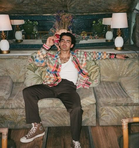 What To Wear To Go Bowling, The Jonas Brothers Aesthetic, Joe Jonas Outfit, Joe Jonas Style, Joe Jonas Boyfriend Material, Joe Jonas Aesthetic, Nick Jonas Fashion, Joe Jonas Iconic Outfits, Jonas Brothers Aesthetic 2000s