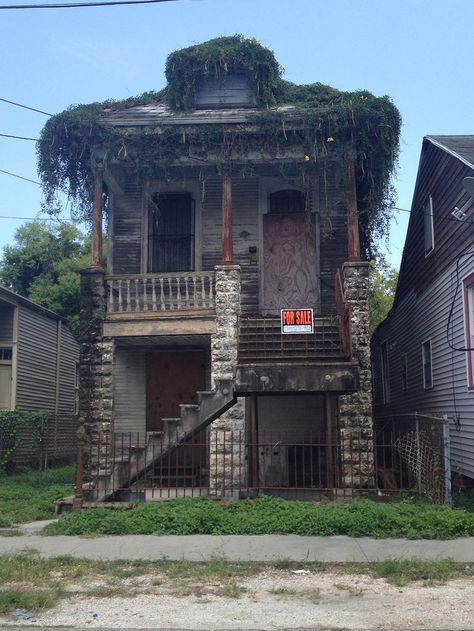 Abandoned house in New Orleans. There used to be stables behind this ... House Abandoned, Abandoned Architecture, Old Abandoned Buildings, Abandoned Homes, Creepy Houses, Abandoned Mansion, Old Abandoned Houses, Abandoned Things, Abandoned Castles