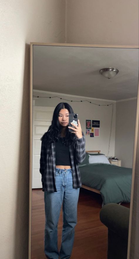 Fall Outfits Aesthetic Flannel, Gray Flannel Shirt Outfit Women, Masc Outfits For Women Flannel, Outfits With Black Flannel, Female Flannel Outfit, Flannel Hoodie Outfits Women, Blue And Black Flannel Outfit, Black Flannel Outfits Aesthetic, Dark Blue Flannel Outfits