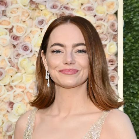 Emma Stone with a bob haircut on the Golden Globes 2024 red carpet Emma Stone Bob, Emma Stone Short Hair, Emma Stone Golden Globes, Super Short Bobs, Golden Globes Hair, Emma Stone Hair, Celebrity Bobs, Best Bobs, Red Carpet Hair