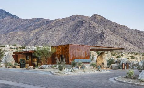 Desert Palisades guardhouse embodies modern Palm Springs living | A boulder on site was a key reference in the design, the roof nodding to it but not quite physically touching it, symbolising in a neat and legible way this dialogue between the natural and the manmade #design #palmsprings Palm Springs Architecture, Contemporary Houses, Desert Palm, Guard House, Desert Environment, Desert Design, American Architecture, Desert Homes, Coachella Valley