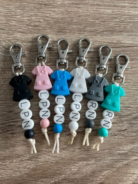 Craft Fair Crafts To Sell, Silicone Bead Pen Ideas, Silicone Keychain Ideas, Silicone Beads Ideas, Silicone Bead Crafts, Nursing Keychain, Silicone Bead Ideas, Diy Crafts Keychain, Nurse Bracelet