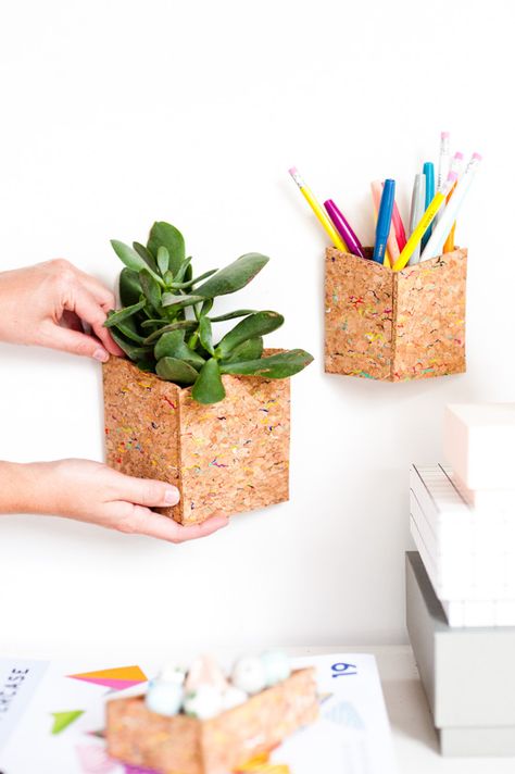 Hanging DIY office organizers idea made of sheets of cork | easy crafts to jazz up your office space | wall storage | organization Diy Office Organization, Cork Diy, Diy Office, Diy Magazine, Diy Simple, Cork Crafts, Cache Pot, Diy Organization, Diy Arts And Crafts