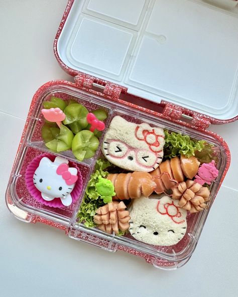 Hello Kitty and Friends!✨ Next in line is Pompompurin!💛⭐️✨ ———————————————— Find simple, healthy and kawaii bento snacks/lunch ideas for kids here!🍱♥️✨ ~Certified and approved by my 5 year old👧🏻 ~Made by the food picks and bento accessories collector mom, Cherry 👩🏻 #bento #BentoSnack #BentoKids #Kawaii #GoodFood #BentoLunch #HealthyFood #FoodPicks #JapanFinds #BentoAccessories #Characters #yum #yummy #nomnomnom #cute #love #mommylove #preschoolers #BentoForKids #bentoboxforkids #sanrio #... Bento Box Lunch Design, Japanese School Lunch Lunchbox Ideas, Sanrio Bento Box Lunch, Hello Kitty Lunch Ideas, Bento Box Kawaii, Kawaii Lunch Ideas, Food Bento Lunch Boxes, Lunchbox Recipes For Kids, Bento Ideas Kids