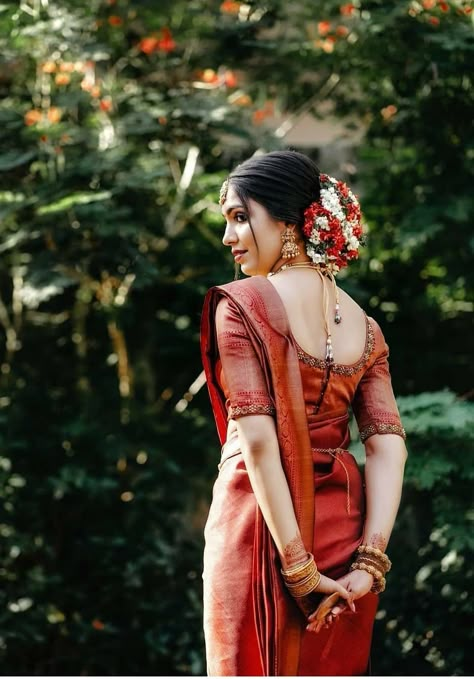 Single Poses In Saree, South Indian Bride Poses Photo Ideas, South Indian Look Photoshoot, Hindhu Engagement Kerala Dress, Kerala Bride Poses, Kerala Hindu Bride Blouse Designs, South Indian Bride Poses, South Indian Bride Photoshoot, Wedding Saree Poses