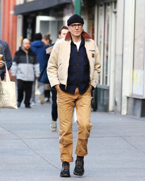 Daniel Day-Lewis’ Carhartt jacket and work boots made the recently retired actor an improbable style... Worker Pants Outfit Men, Work Boot Outfit Men, Hiking Boots Street Style, Mens Carhartt Fashion, Work Boots Outfit Men, Mens Workwear Style, Detroit Jacket Outfit, Work Jacket Outfit Men, Carhartt Detroit Jacket Outfit