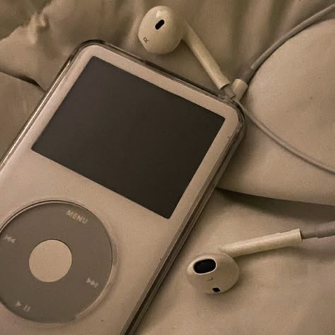 Aesthetic Old Phone, Ipod With Headphones, 2000s Ipod Aesthetic, Ipod Classic Aesthetic, Ipod Aesthetics, Mp3 Player Aesthetic, Ipod Aesthetic, Iphone Music Player, Iphone Music