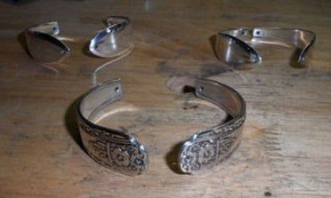 Spoon Bracelet Diy, Fork Jewelry Tutorial, Vintage Spoon Jewelry, Flatware Crafts, Spoon Jewelry Diy, Jewelry Upcycle, Silver Spoon Bracelet, Silver Spoon Jewelry, Silverware Crafts