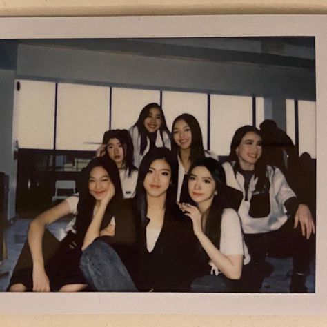 7 Girls Squad Aesthetic, 7 Girls Squad, Squad Aesthetic, Group Shifting, Group Names Ideas, Girls Squad, Boy Squad, Friendship Photoshoot, Korean Best Friends