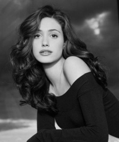 Emmy Rossum Black And White, Emmy Rossum Aesthetic, Scale Photography, Shameless Cast, ليلي كولينز, Hairstyles For All Hair Types, Oh My Goddess, Gray Scale, Emmy Rossum