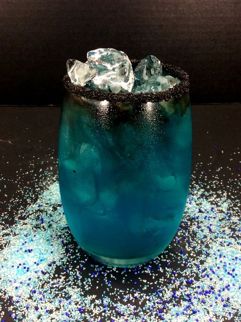 black panther, vibranium, cocktail recipe, themed drink Marvel Cocktails, Marvel Drinks, Wakanda Party, Geeky Recipes, Beautiful Drinks, Blue Drink, Marvel Party, Disney Drinks, Mixed Drinks Alcohol