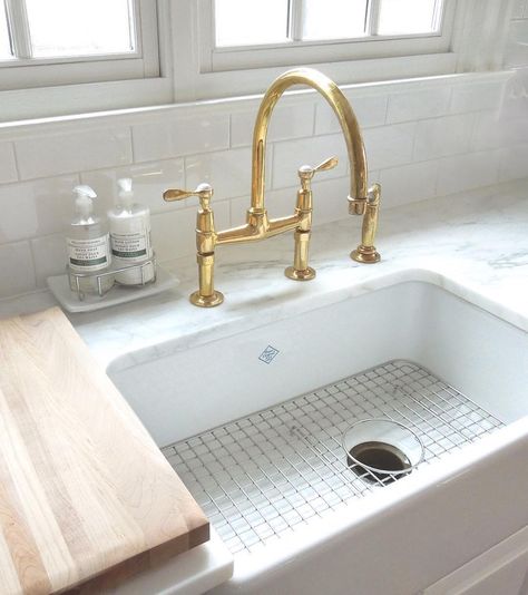 Wow! A gorgeous golden glow to compliment the marble countertops. Fantastic!   @loithai Gold Faucet Kitchen, Unlacquered Brass Faucet, Gold Kitchen Faucet, White Farmhouse Sink, Sink Soap Dispenser, Gold Faucet, White Kitchen Sink, Gold Kitchen, White Sink