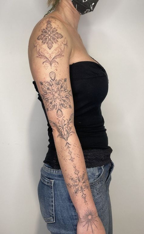 Tatuaje estilo ornamental en el brazo de mujer, de Tati Tattoos Tattoo Brazo Mujer, 2023 Tattoo, Tattoo 2024, Feminine Tattoos, Body Art, Vision Board, Tattoos