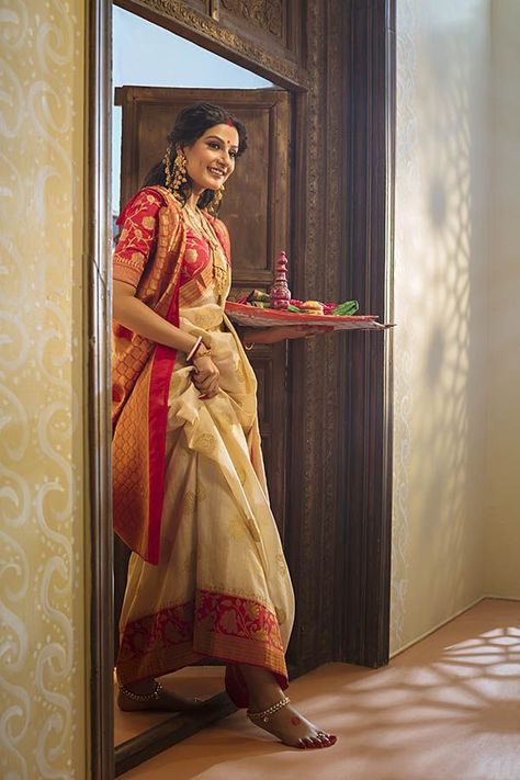 Saree Styles Bengali, Bangoli Saree Fashion, Bangoli Saree Pose, Bengali Saree Poses, Bengali Bride Aesthetic, Traditional Bengali Saree Look, Bengali Look Photoshoot, Bangoli Saree Traditional Look, Bengali Saree Photoshoot