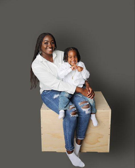 Mom And Son Outfits, Son Outfits, Daughter Photo Ideas, Mother Daughter Photos, Baby Shoot, Mommy And Son, Dream Family, Shoot Ideas, Family Pictures