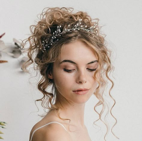 Hairdos With Tiaras, Boho Wedding Hair For Short Hair, Wedding Hair Curly Natural, Boho Wedding Hair With Veil, Hairstyles With Crown Tiaras, Bridal Hair Flower Crown, Hair With Tiara, Wedding Hair Curly, Bride Flower Crown