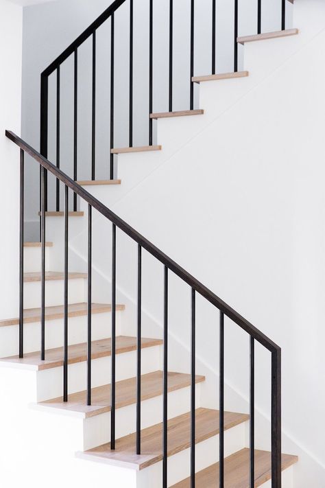 Stairs Traditional, Nickey Kehoe Kitchen, All Black Railing Stairs, Aluminum Stair Railing Indoor, Horizontal Railing, Minimal Modern Home, Room Photo, درابزين السلم, Diy Stair Railing