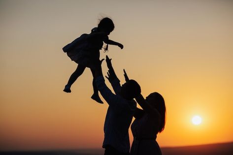 Mother And Father Aesthetic, Mother Father Daughter Photography, Happy Family Aesthetic Drawing, Mother Father Daughter Art, Happy Family Aesthetic Photography, Mother And Father Drawing, Couple With Daughter, Happy Family Aesthetic, Dad Mom And Daughter