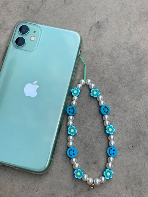 Iphone Bracelet, Shoe Lacing Techniques, قلادات متدلية, Diy Hair Accessories Ribbon, Bff Gifts Diy, Phone Straps, Bead Charms Diy, Diy Bracelet Designs, Handmade Jewelry Tutorials