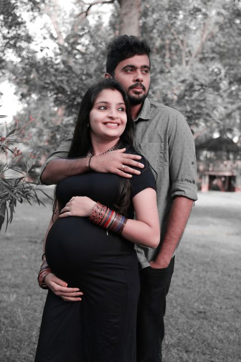 Maternity Photography Poses Traditional, Matertiny Photos Photoshoot Ideas, Meternati Photo Shoot Indian, Metarnity Photoshoot Indian At Home, Maternity Photoshoot Poses Indian, Pragnency Photoshoot, Maternity Photography Poses Indian, Baby Shower Couple Photoshoot, Indian Maternity Photoshoot