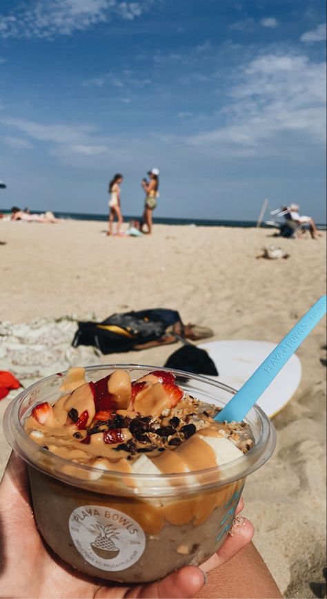 Fruit On The Beach, Healthy Beach Snacks, Beach Snack, Beach Snacks, Snack Display, Mermaid Summer, Mauve Lips, England Summer, Pretty View