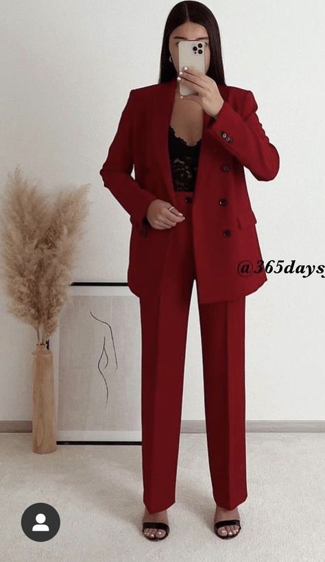 Black And Red Pantsuit, Short Suits For Women Classy, Prom Outfits For Girls Pants Formal, Red Tuxedo Women, Red Pantsuit Women, Red And Black Suit Women, Female Tuxedo Prom, Prom Outfits For Girls Pants, Maroon Suit For Women