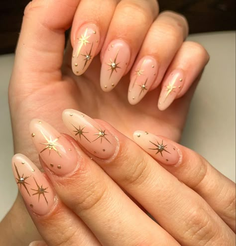 Simple Star Design Nails, Cosmo Nails Design, Natural Nail Designs Stars, Pink Nails Gold Stars, Pink Nails With Gold Stars, Neutral Celestial Nails, Good Star Nails, Gold Starburst Nails, Gold Stars On Nails