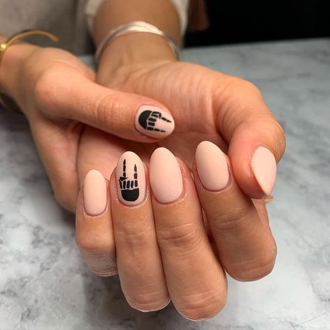 Nail Ideas For Rock Concert, Rock Show Nails, Rolling Stones Nails Designs, Jelly Roll Concert Nail Ideas, Music Festival Nails Acrylic, Rock Style Nails, Rock Music Nails, Metal Concert Nails, 80s Rock Nails