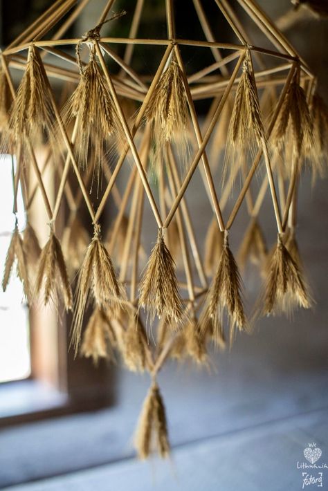 . Wheat Decor, Straw Decor, Paper Chandelier, Corn Dolly, Straw Art, Straw Decorations, Diy D, Deco Nature, Nature Crafts