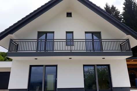 Black Railing Balcony, Balcony Railings Exterior, Ograde Za Balkon, Balcony Railing Design Modern Steel, Iron Balcony Railing Modern, Exterior Balcony Design, Balcony Railing Design Modern, Balcony Balustrade, 2nd Floor Balcony