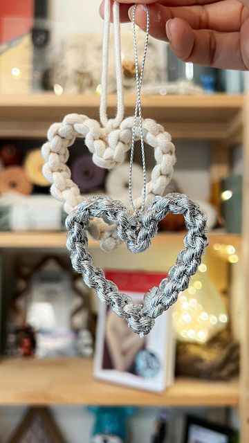 Macrame Gifts To Make, Heart Macrame Tutorial, Macrame Hearts Diy, Valentine Macrame Diy, Macrame Heart Tutorial, Easy Macrame Heart, Macrame Heart Ornament, Heart Ornaments Diy, Valentines Macrame