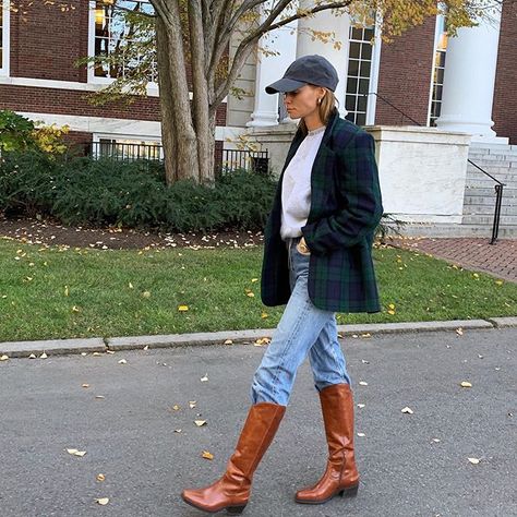 Ball Cap Outfit Winter, Riding Boots Outfit Winter, Brown Riding Boots Outfit, Fall Riding Boots, Riding Boots Outfit, Ball Cap Outfit, Riding Boot Outfits, Claire Rose Cliteur, Work Outfits Frauen