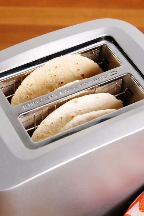 Warm flour tortilla shells quick by using the toaster! 9 Epic Dinner Hacks You Can’t Live Without #hacks #tips #tricks #dinner #kitchen Homemade Taco Shells, Toaster Recipes, Dinner Hacks, Crunchy Taco Shells, Soft Taco Shells, Hard Shell Tacos, Taco Shell, Kitchen Hack, Tortilla Shells